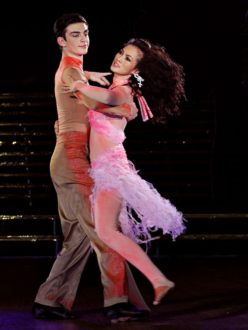 Anh Thư: Nhảy hơi cứng nhưng bù lại, có hình thể đẹp