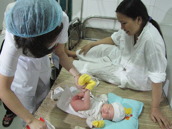 Nhân viên bệnh viện thay tã cho cháu Trường Ảnh: Trường Phong.