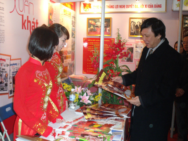 Ông Hồ Quang Lợi - Trưởng Ban tuyên giáo Thành ủy Hà Nội thăm gian trưng bày báo Xuân của báo Tiền Phong. Ảnh: Trường Phong. Ông Hồ Quang Lợi - Trưởng Ban tuyên giáo Thành ủy Hà Nội thăm gian trưng bày báo Xuân của báo Tiền Phong. Ảnh: Trường Phong