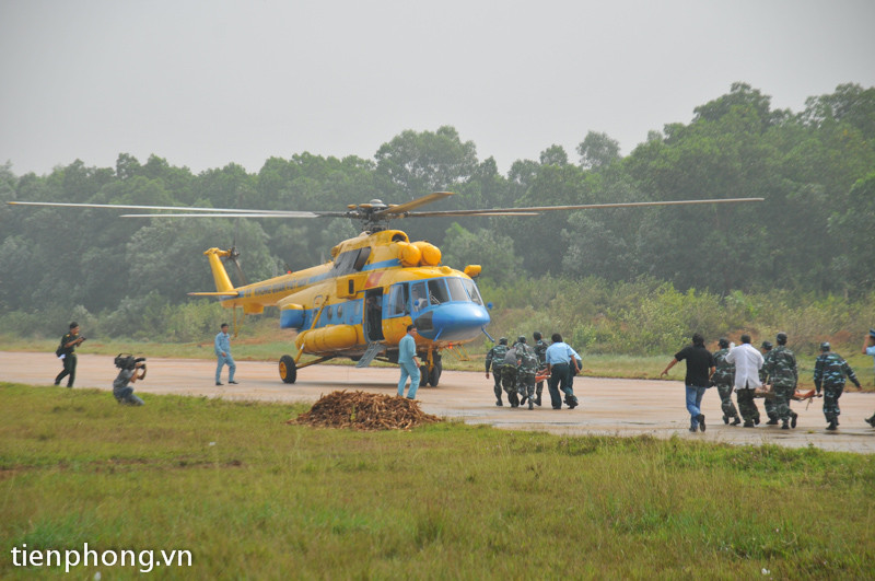 Máy bay trực thăng đưa nạn nhân đi cấp cứu