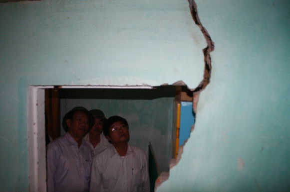 Kiểm tra vết nứt ở trường mầm non Hoa Phượng