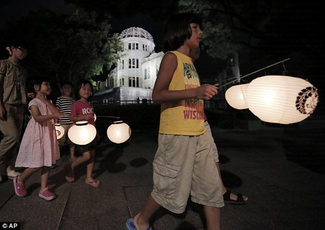 Các em bước đi trong ánh nến. Các em bước đi trong ánh nến