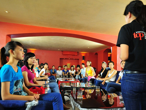 Chăm chú nghe người quản lý thí sinh căn dặn. Chăm chú nghe người quản lý thí sinh căn dặn