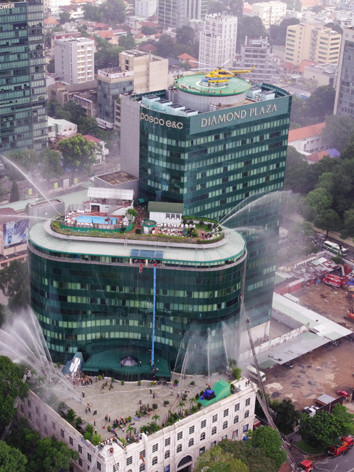 Hạ cánh trên nóc nhà cao tầng làm nhiệm vụ cứu nạn trong đợt tổng diễn tập phòng cháy quốc gia ngày 14/8. Hạ cánh trên nóc nhà cao tầng làm nhiệm vụ cứu nạn trong đợt tổng diễn tập phòng cháy quốc gia ngày 14/8