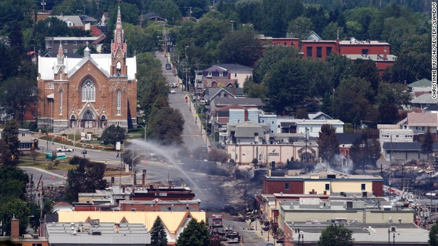 Đoàn tàu chở theo hàng chục thùng dầu đi qua thị trấn Lac-Megantic, Quebec (Canada) thì xảy ra vụ việc