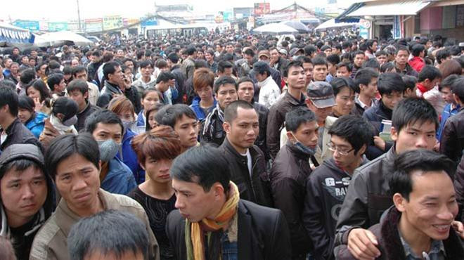 Người lao động chen chúc, tụ tập trước các điểm thi tiếng Hàn tại Hà Nội. Ảnh: Q.Thế