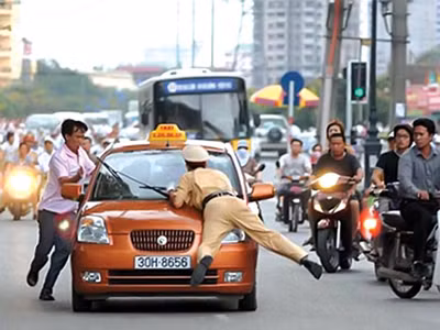 Một vụ chống người thi hành công vụ nghiêm trọng (Trong ảnh: Bị tuýt còi, tài xế Phạm Hữu Kiên hất tung thượng sĩ Nguyễn Việt Anh lên nắp capo). Ảnh: Nam Anh