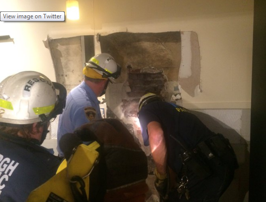 Mắc kẹt trên mái nhà suốt 6 tiếng vì gây ấn tượng với bạn gái ảnh 2