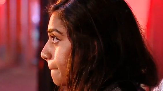 Mắc kẹt trên mái nhà suốt 6 tiếng vì gây ấn tượng với bạn gái ảnh 1