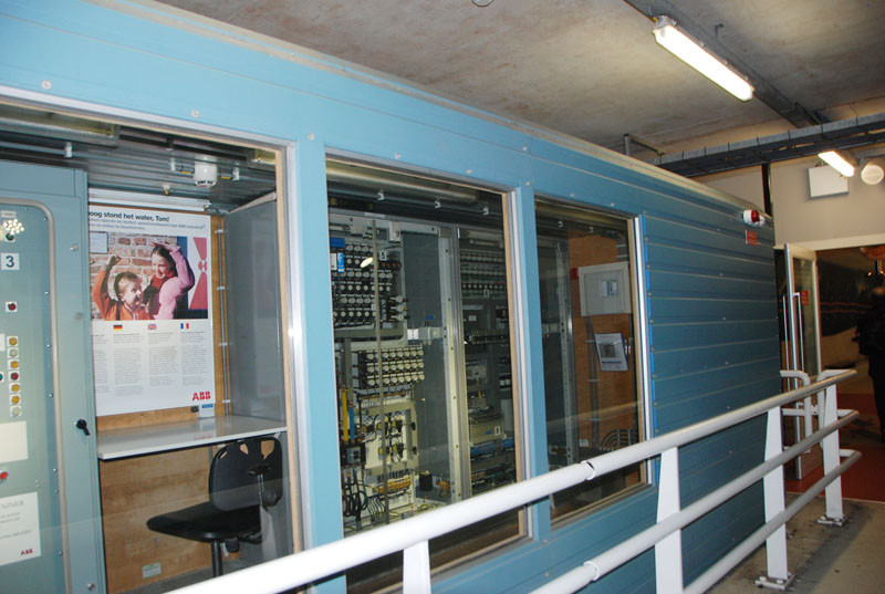 Một thiết bị điều khiển tự động đặt trong thân đê