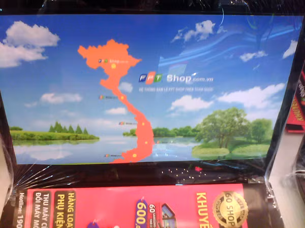 Ảnh: Đức Hoàng Hình bản đồ không có Trường Sa và Hoàng Sa tại FPT shop Ninh Bình