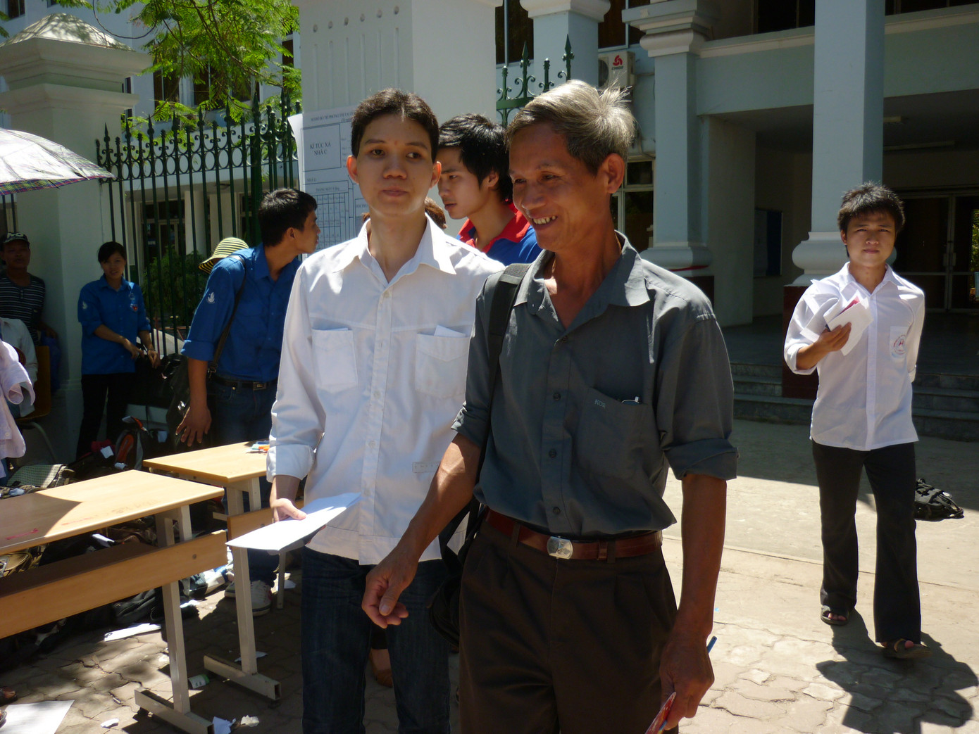 Bố Quang đón con ngoài cổng