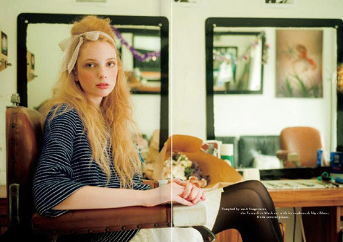 Siêu mẫu người Úc Crystal Copland thường xuyên bị rụng tóc vì hóa chất tạo kiểu tóc