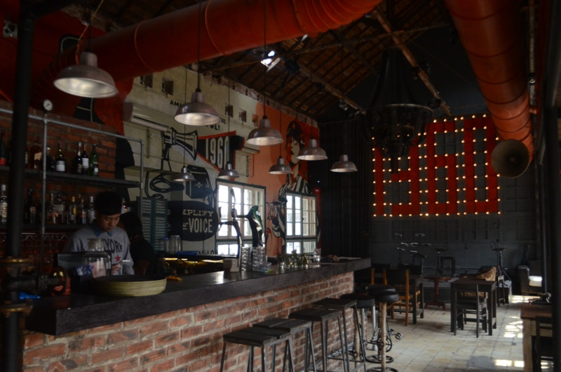 Quán bar vẫn hoạt động 