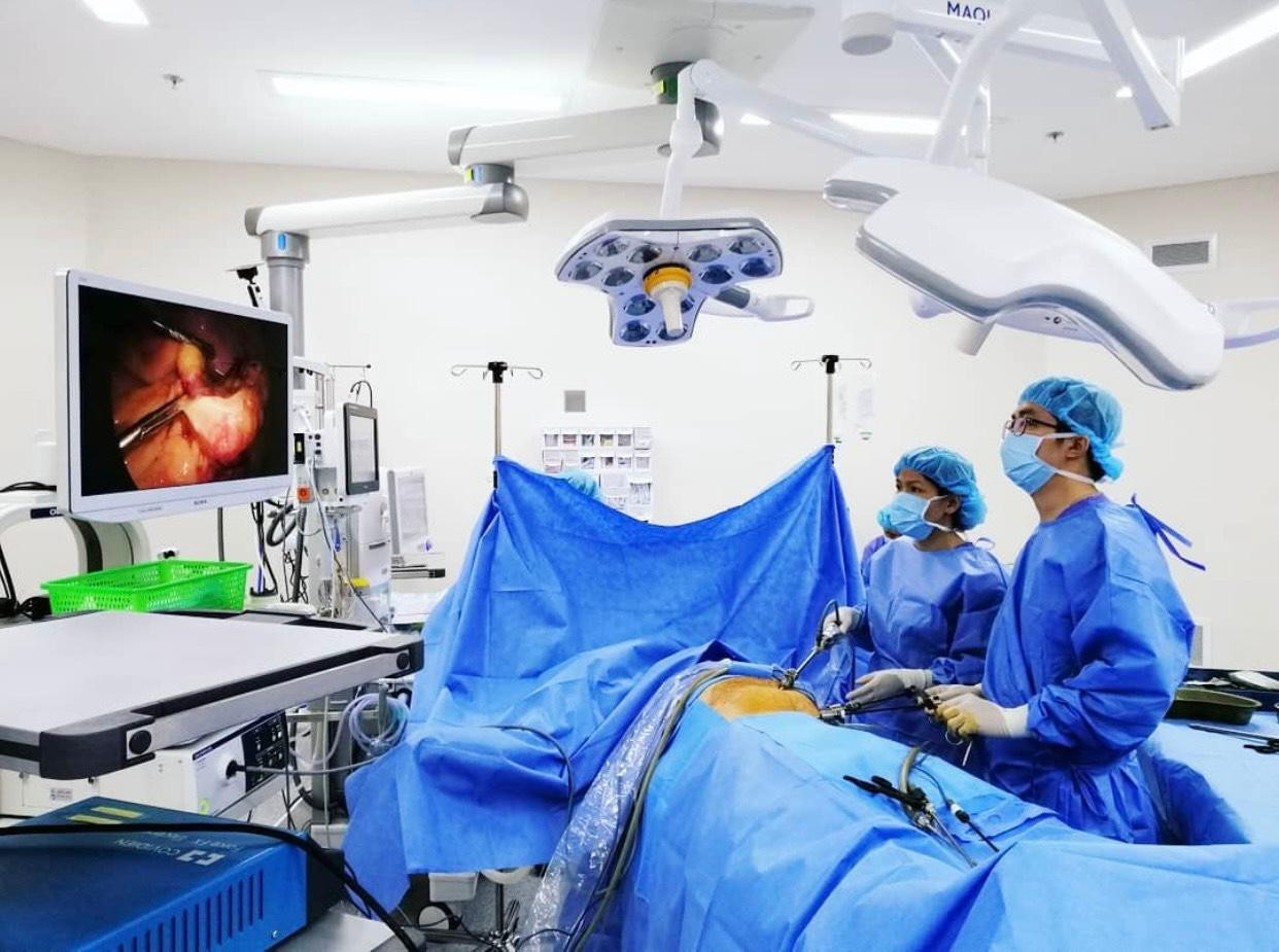 Bác sĩ Hiếu (bên phải) đang thực hiện một ca phẫu thuật cấp cứu Bác sĩ Hiếu (bên phải) đang thực hiện một ca phẫu thuật cấp cứu