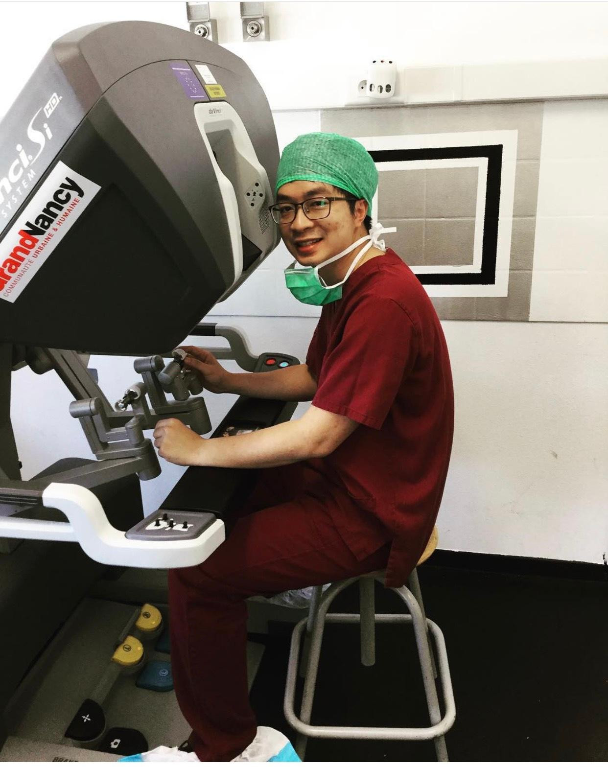 Bác sĩ Hiếu trong khoá học về robot tại Trường Phẫu thuật Nancy (Cộng hoà Pháp), năm 2017 Bác sĩ Hiếu trong khoá học về robot tại Trường Phẫu thuật Nancy (Cộng hoà Pháp), năm 2017