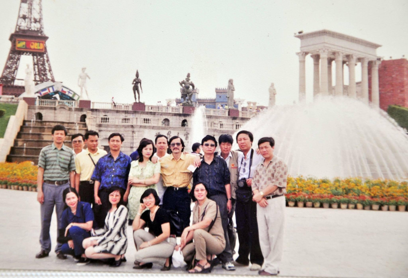 Từ trái sang phải: Phạm Nguyên Bảng, Đỗ Hà (lái xe, thứ 3), Mạnh Việt (thứ 6) và Phó Tổng biên tập Nguyễn Văn Minh (ảnh về một sự kiện khác)