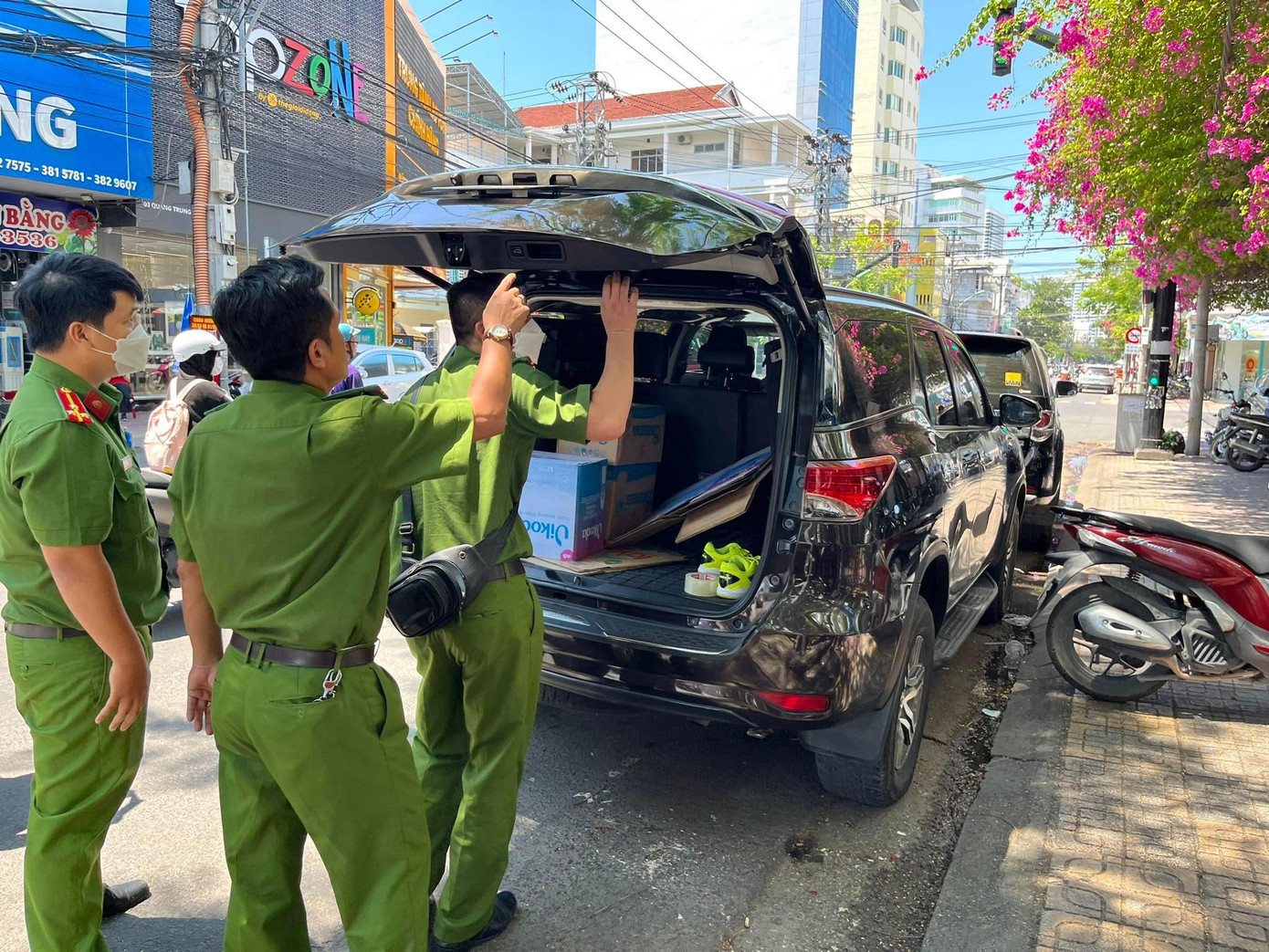 Đến 10h40, lực lượng công an đưa ra xe một số thùng tài liệu từ CDC Khánh Hoà. Ảnh: Lữ Hồ