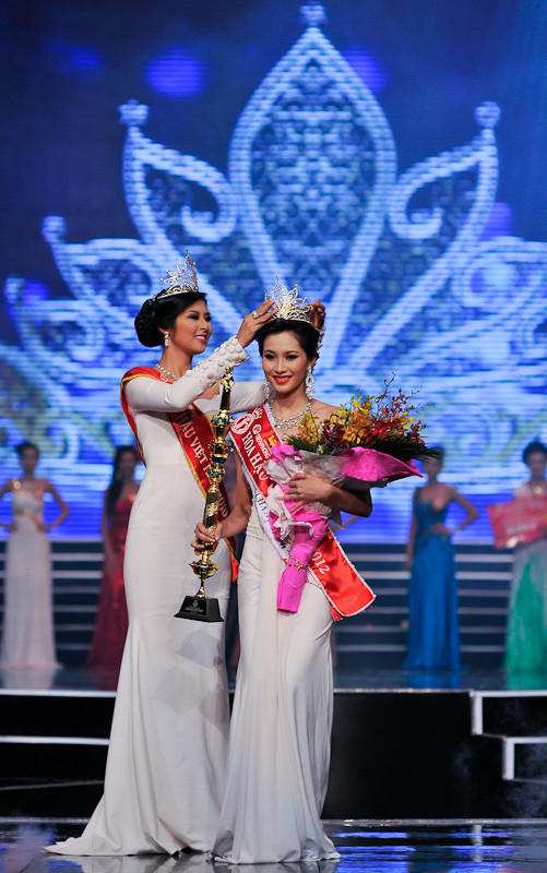 Hoa hậu Việt Nam 2010 Đặng Thị Ngọc Hân trao vương miện cho Hoa hậu Việt Nam 2012 Đặng Thu Thảo