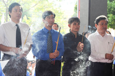 Anh Dương Văn An, Bí thư Trung ương Đoàn, trưởng BTC buổi lễ dẫn đầu đoàn đại biểu Trung ương Đoàn thắp hương tưởng niệm đồng chí Lý Tự Trọng