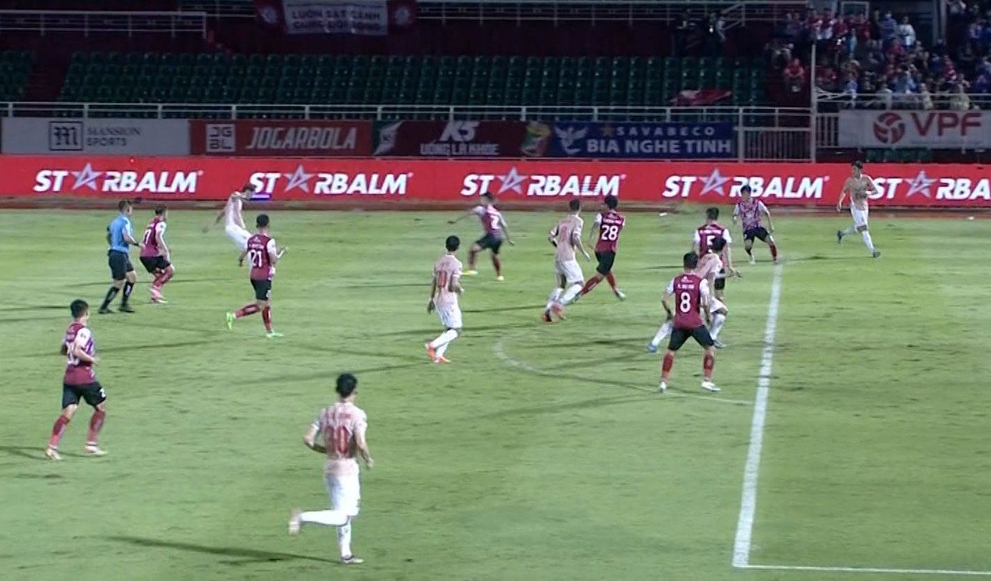 Phút thứ 15, Geovane có đường chuyền đẹp mắt từ cánh trái để Gia Hưng dứt điểm khiến lưới của TP.HCM rung lên. Tuy nhiên, trọng tài biên đã căng cờ báo việt vị, công nhận bàn thắng của đội khách.