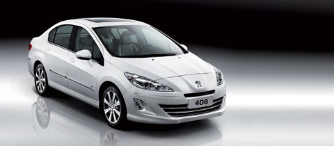 Peugeot 408 toát lên vẻ sang trọng, lịch lãm nhờ thiết kế kiểu khí động học với những đường gân nổi bật chạy dọc thân xe kết hợp cụm đèn pha halogen tự động. Thuộc phân khúc sedan cỡ trung, xe dài 4,688m, rộng 1,815m, cao 1,525m