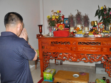 Anh Quân trước bàn thờ mẹ sau khi đã an táng phần hài cốt bị đánh cắp. Anh Quân trước bàn thờ mẹ sau khi đã an táng phần hài cốt bị đánh cắp