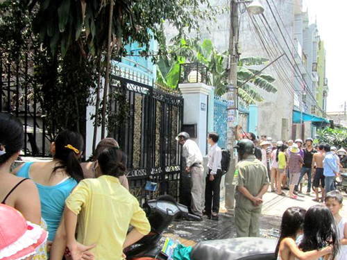 Nhiều người tụ tập tại hiện trường sau vụ cháy