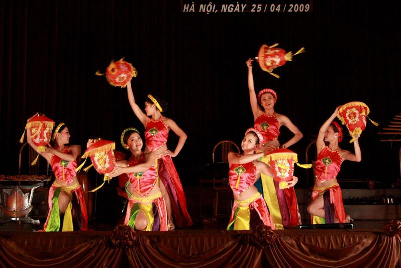 Múa "Trảy hội ngày xuân" (đồng bằng Bắc Bộ)