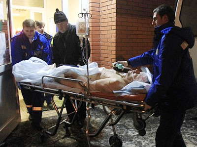 Đưa nạn nhân vụ đánh bom tại sân bay quốc tế đi cấp cứu