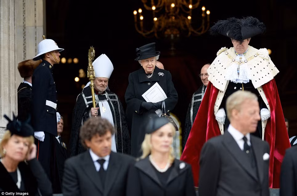 Nữ hoàng Anh Elizabeth II có mặt tại nhà thờ chủ trì tang lễ bà Margret Thatcher