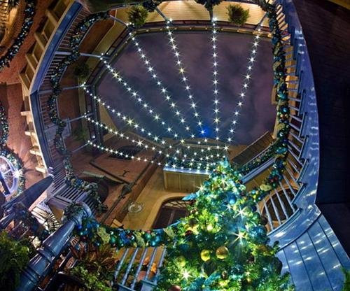 Thế giới màu sắc tuyệt đẹp ở đài phun nước Lâu đài lung linh sắc màu của Công chúa ngủ trong rừng Mặt ngoài của Thế giới thu nhỏ được lắp đặt hàng ngàn bóng đèn đủ màu sắc để thắp sáng trong suốt lễ Giáng sinh Góc nhìn qua cây thông Noel cao 18,2m đến Cây thông cao 18,2m cùng những hộp quà xinh xắn đầy sắc màu tạo nên một không khí đặc biệt của Giáng sinh Lâu đài công chúa ngủ trong rừng được trang hoàng với hàng ngàn bóng đèn băng tuyết cho mùa Giáng sinh Khung cảnh phim Lâu đài ma ám của đạo diễn Tim Burton kết hợp cùng Halloween làm tăng thêm sự thú vị và rùng rợn cho mùa Giáng sinh.