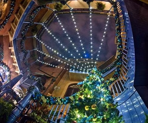 Thế giới màu sắc tuyệt đẹp ở đài phun nước Lâu đài lung linh sắc màu của Công chúa ngủ trong rừng Mặt ngoài của Thế giới thu nhỏ được lắp đặt hàng ngàn bóng đèn đủ màu sắc để thắp sáng trong suốt lễ Giáng sinh Góc nhìn qua cây thông Noel cao 18,2m đến Cây thông cao 18,2m cùng những hộp quà xinh xắn đầy sắc màu tạo nên một không khí đặc biệt của Giáng sinh Lâu đài công chúa ngủ trong rừng được trang hoàng với hàng ngàn bóng đèn băng tuyết cho mùa Giáng sinh Khung cảnh phim Lâu đài ma ám của đạo diễn Tim Burton kết hợp cùng Halloween làm tăng thêm sự thú vị và rùng rợn cho mùa Giáng sinh.