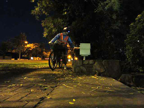 La Hoài Tuấn đạp xe đi đưa catalogue - Ảnh: Nhân vật cung cấp