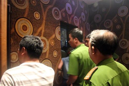 Cửa quán bar được cảnh sát chốt để kiểm tra hành chính. Ảnh: VnExpress. Cửa quán bar được cảnh sát chốt để kiểm tra hành chính. Ảnh: VnExpress