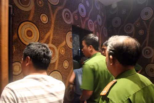  Cửa quán bar được cảnh sát chốt để kiểm tra hành chính. Ảnh: VnExpress