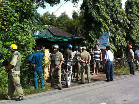 Đoàn công tác của quận Ô Môn đến nhà bà Vân sáng 4/10/2013, tính đo đạc lấy hơn 8.000 m2 đất. ẢNH: SÁU NGHỆ. Đoàn công tác của quận Ô Môn đến nhà bà Vân sáng 4/10/2013, tính đo đạc lấy hơn 8.000 m2 đất. ẢNH: SÁU NGHỆ