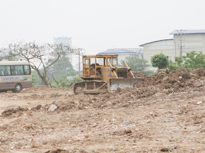 Chiếc xe treo biển Linh Hải, đổ phế thải vào khu vực nghĩa trang