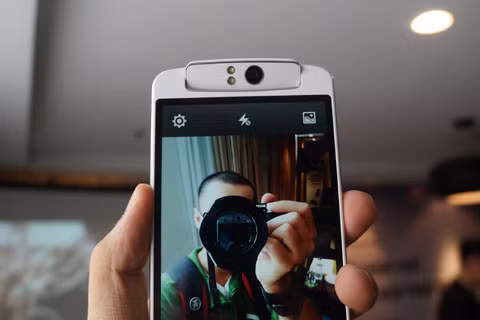 Chụp ảnh phía trước với camera 13 megapixel