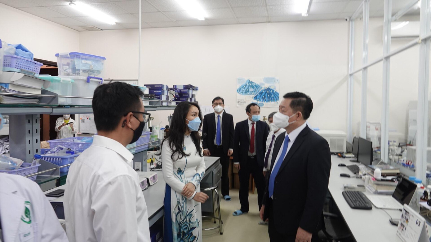 PGS. TS Nguyễn Phương Thảo, phụ trách đề án RCID giới thiệu về Trung tâm với Trưởng Ban Tuyên giáo T.Ư Nguyễn Trọng Nghĩa.