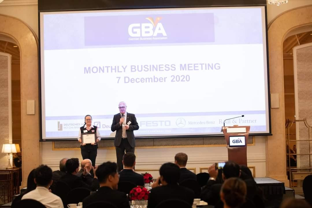 Thu Nguyệt đại diện nhóm nhận giải Nhì tại GBA 2020.