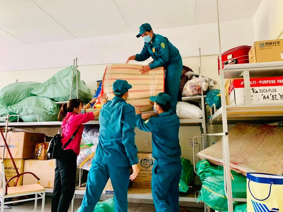 Từ tháng Năm, lực lượng dân quân thực hiện thu dọn đồ đạc của sinh viên tại KTX ĐHQG TP. HCM để bàn giao mặt bằng làm bệnh viện dã chiến.