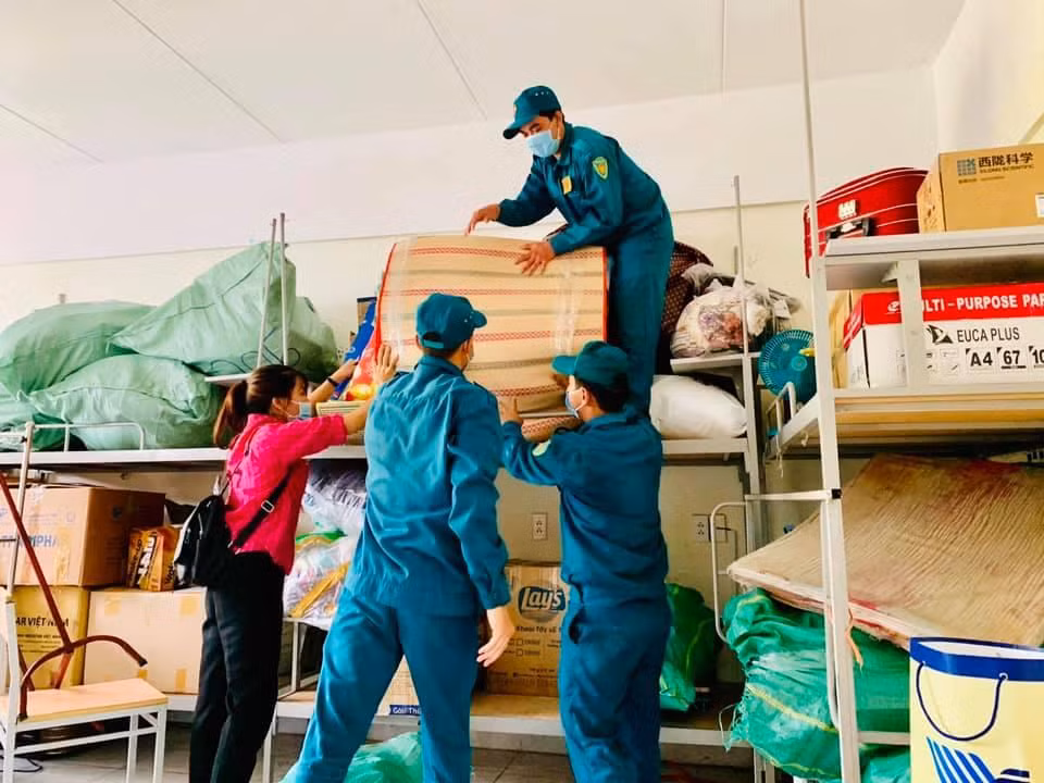 Từ tháng Năm, lực lượng dân quân thực hiện thu dọn đồ đạc của sinh viên tại KTX ĐHQG TP. HCM để bàn giao mặt bằng làm bệnh viện dã chiến.