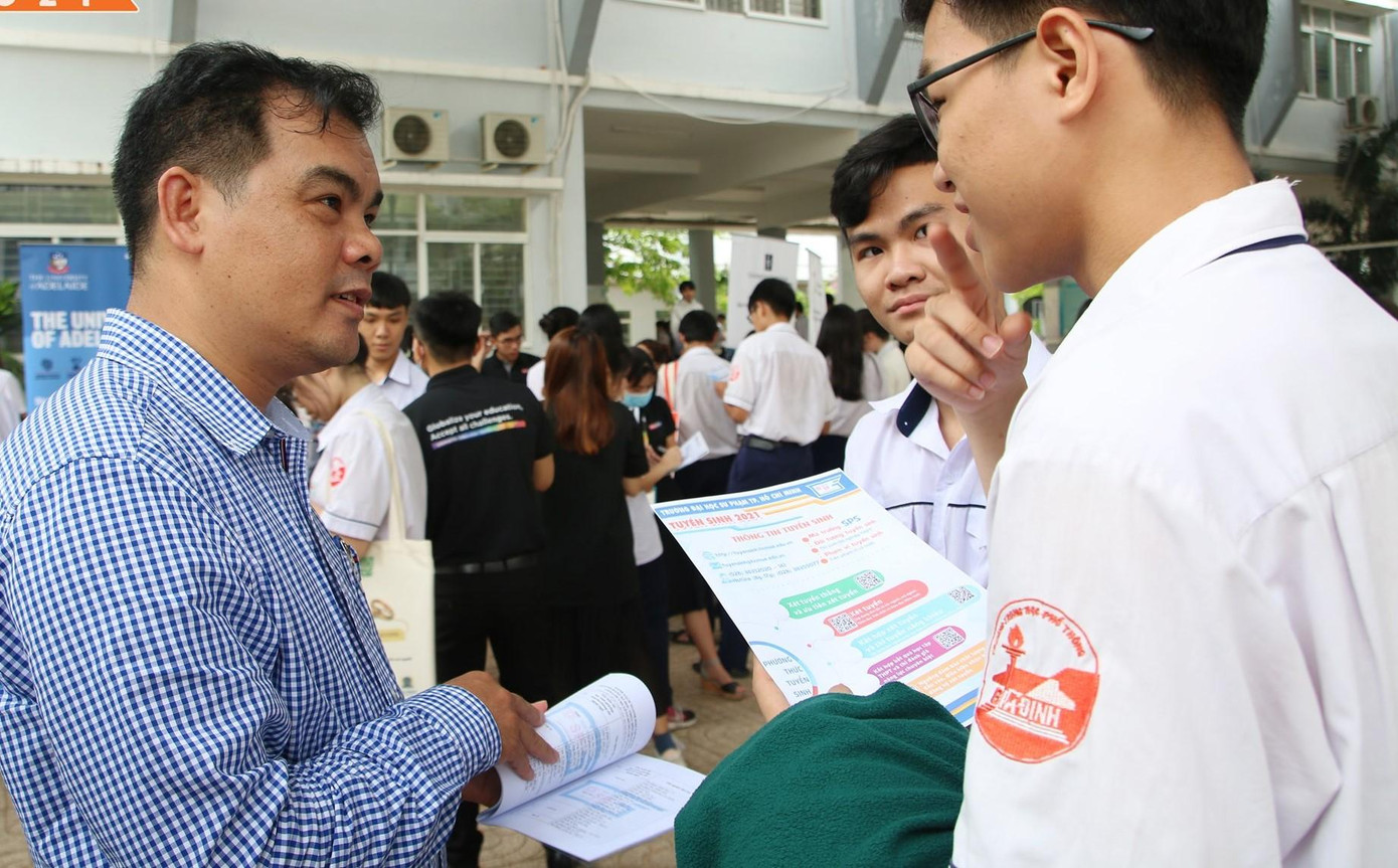 Thí sinh tìm hiểu về trường ĐH Sư phạm TP. HCM trong kỳ tư vấn tuyển sinh.