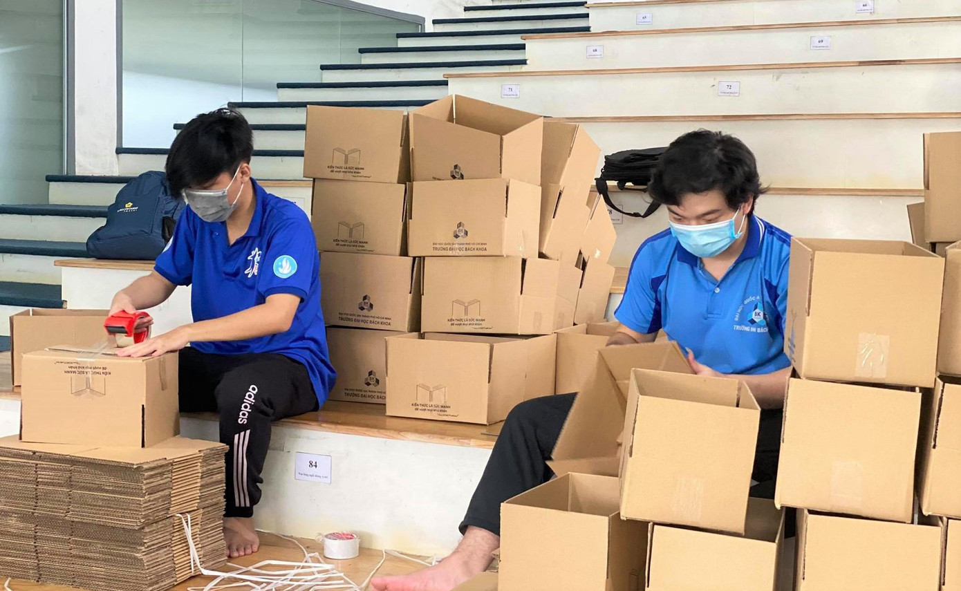 Cán bộ trường ĐH Bách khoa (ĐHQG TP. HCM) đóng gói giáo trình gửi tặng tân sinh viên.