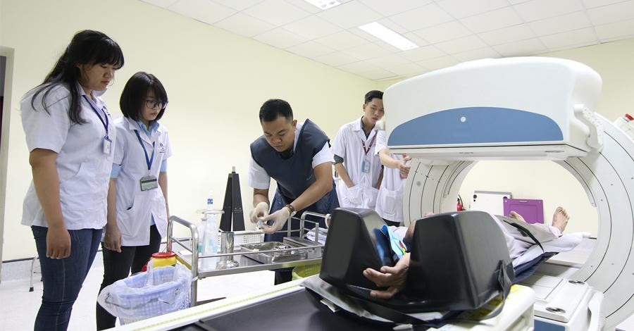 Y khoa luôn là ngành có điểm chuẩn cao và đông thí sinh đăng ký xét tuyển.