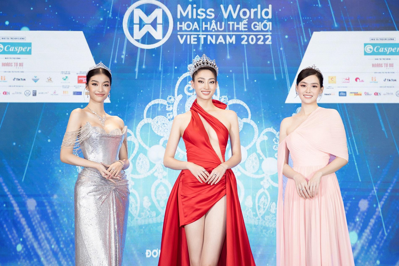 Top 3 Miss World Vietnam năm 2019 (Từ trái sang): Á hậu Kiều Loan, Hoa hậu Lương Thùy Linh, Á hậu Tường San đến tham dự buổi họp báo Miss World Vietnam 2022.