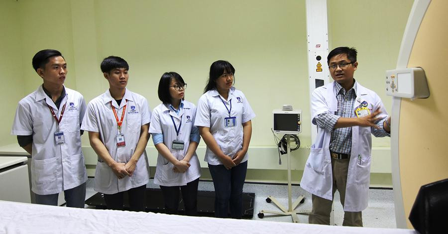 Sinh viên ngành Vật lý Y khoa, trường ĐH Nguyễn Tất Thành.