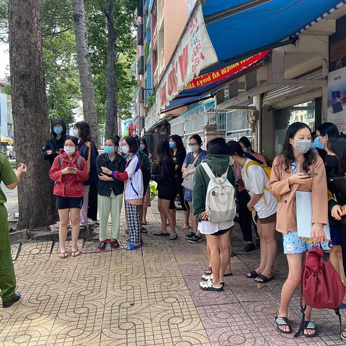 Vụ cháy không gây thiệt hại về người nhưng khiến nhiều sinh viên tại KTX lo sợ. Vụ cháy không gây thiệt hại về người nhưng khiến nhiều sinh viên tại KTX lo sợ.