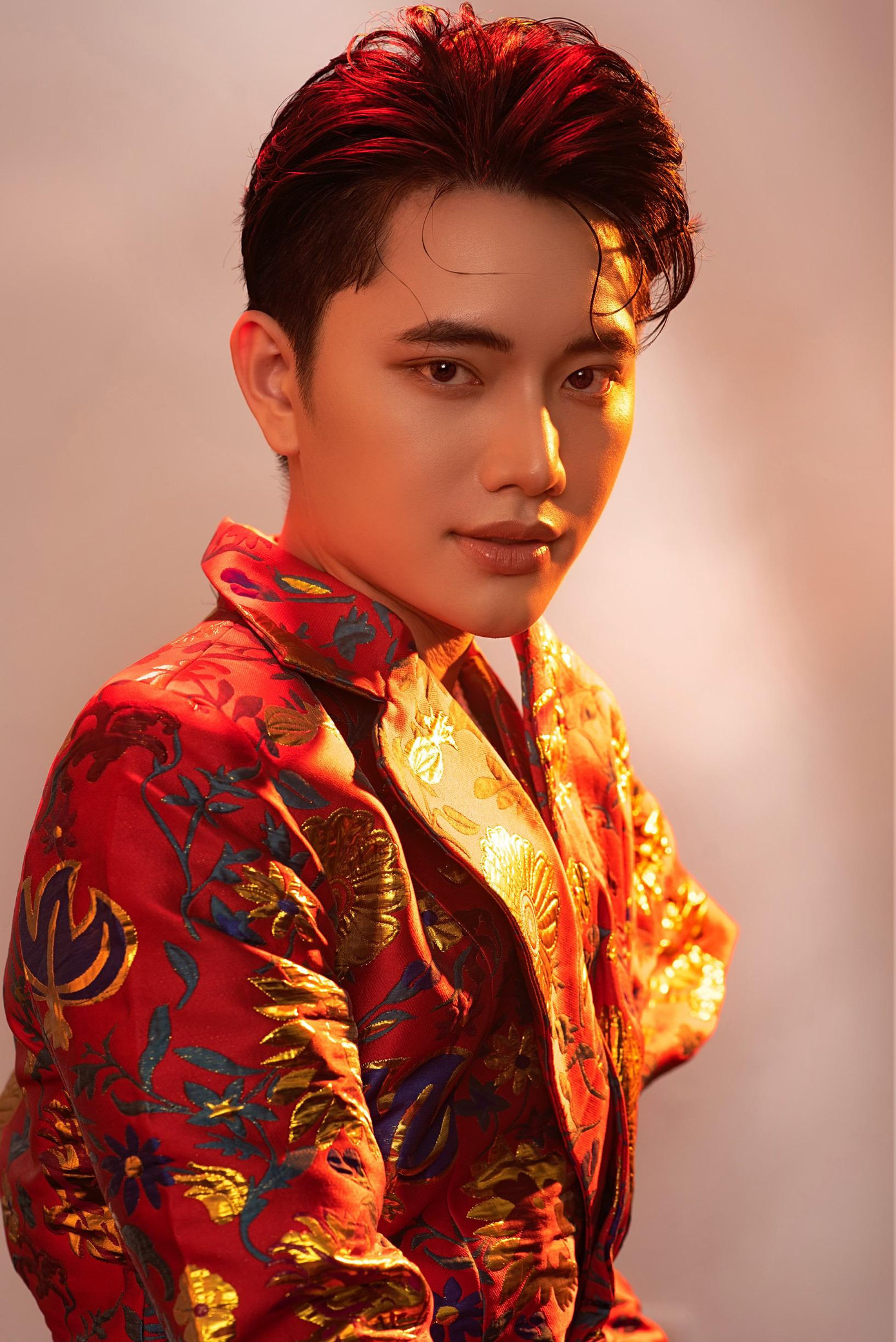 Trần Tiến được so sánh với Tun Phạm và Long Chun.